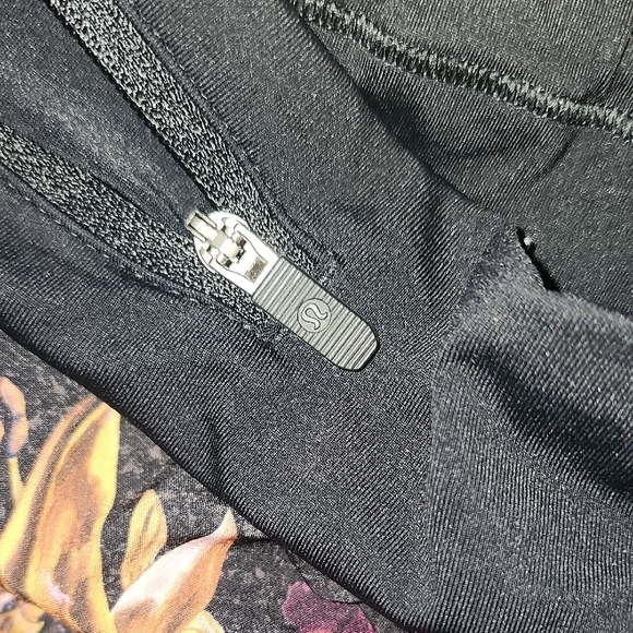 lululemon Veiled Floral Speed Up Shorts Size 14. - Picture 4 of 7